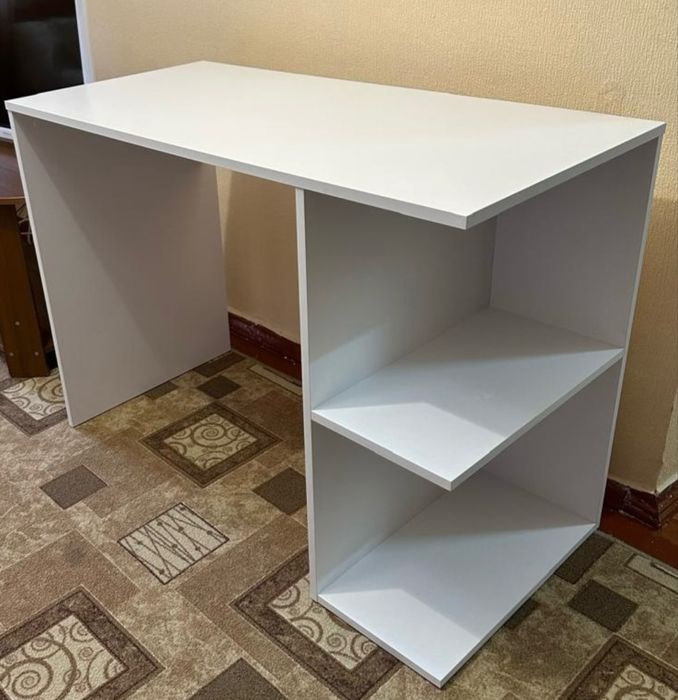 Письменный стол.