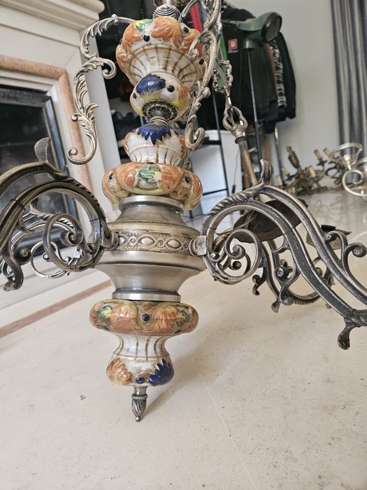 Espetacular candelabro de metal e loiça