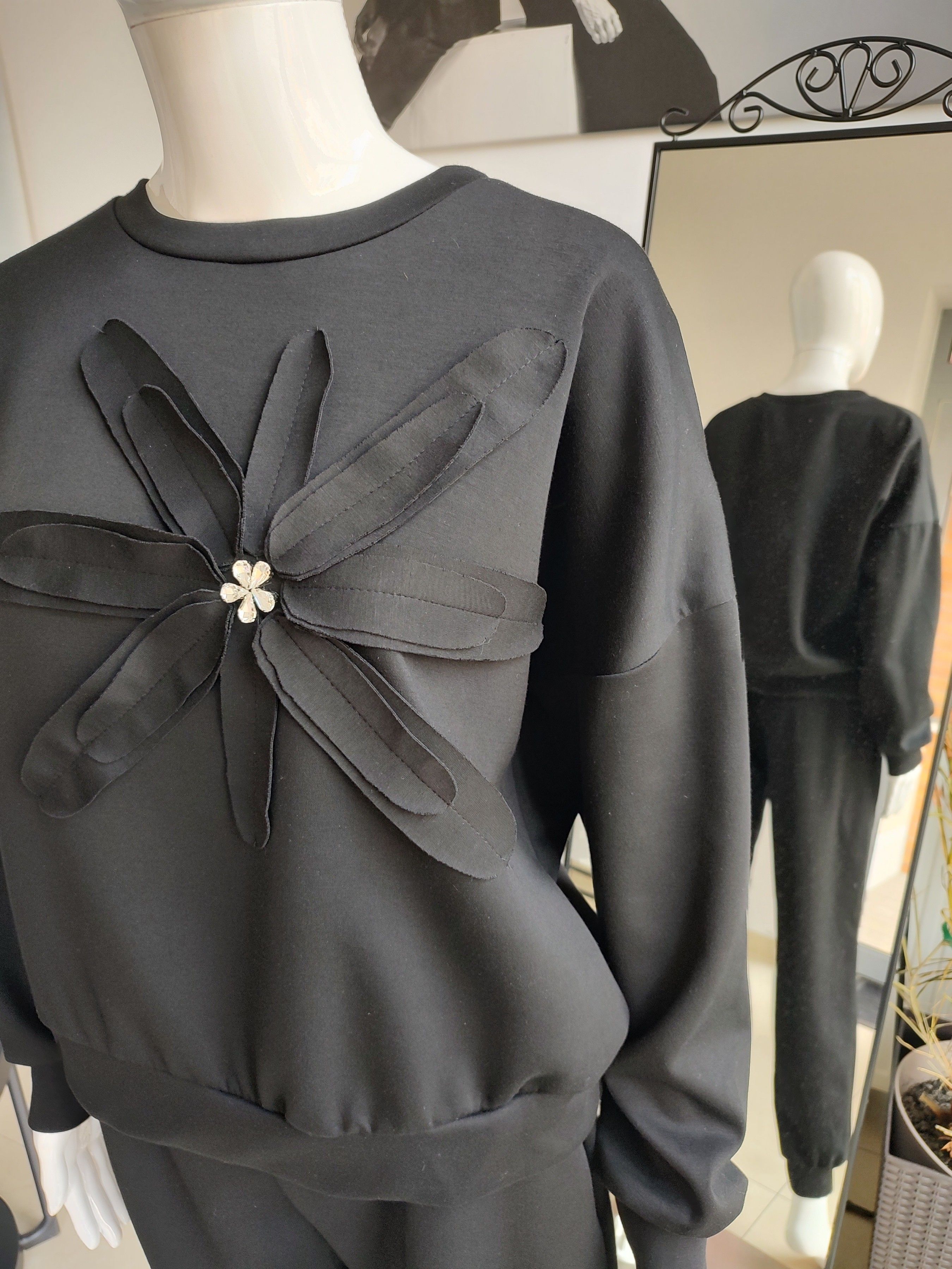 Masełkowy dres z kwiatkiem - czarny One size