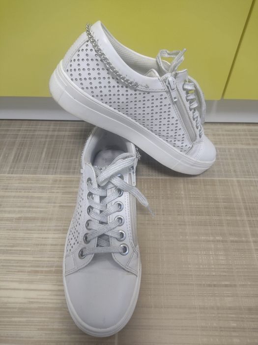 Продам білі кросівки Bata 38р