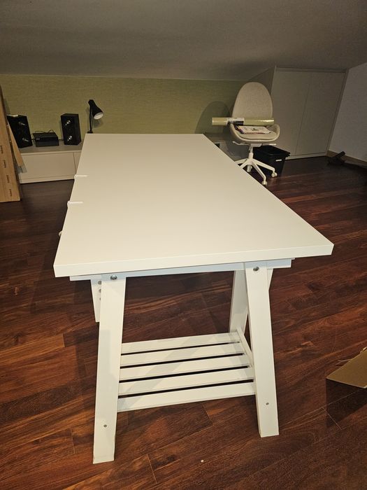 Secretária Ikea com base em cavaletes