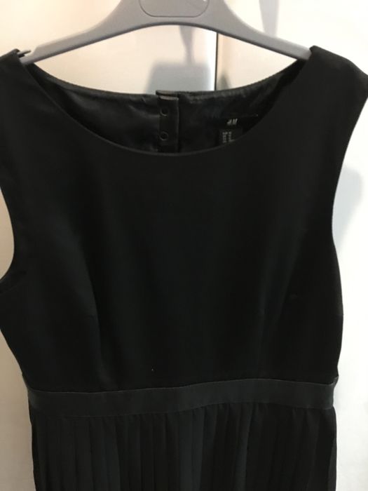 Vestido preto com plissado e costas abertas