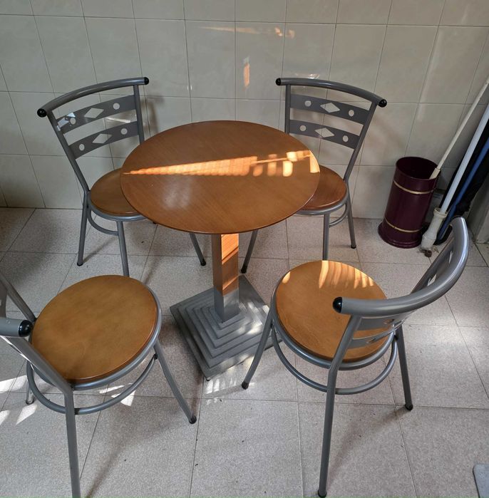 Conjunto de mesa e 4 cadeira