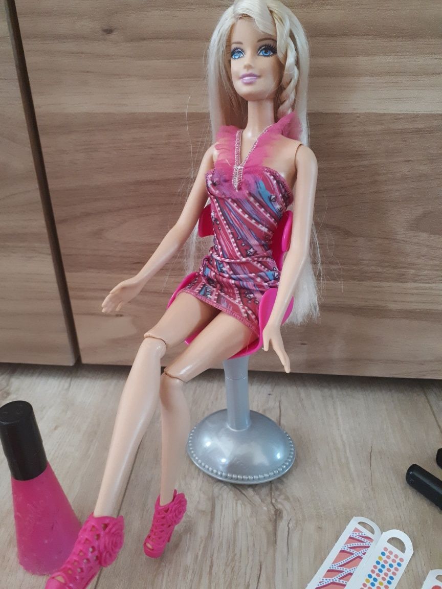 Barbie z akcesoriami fryzjerskimi