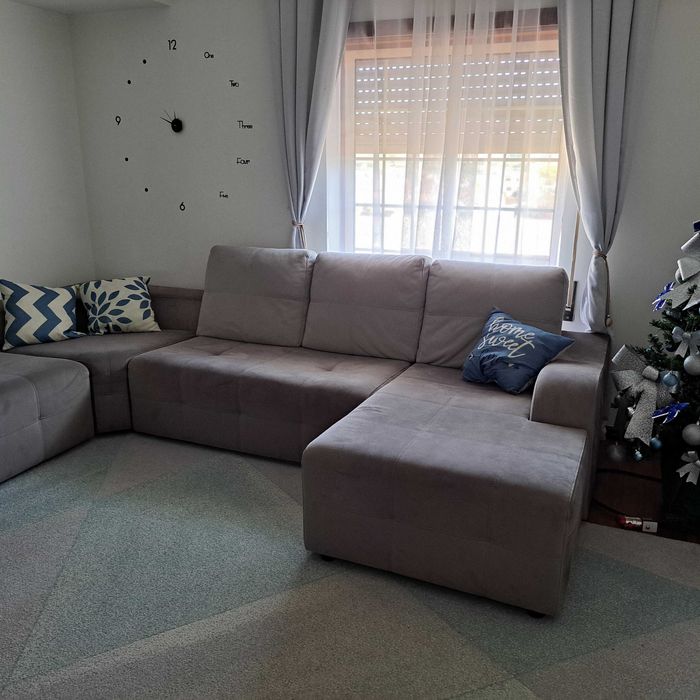 Sofá de 5 lugares + chaise long + 2 puffs