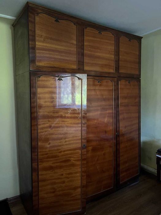 Шафа, дзеркало та приліжкові тумби