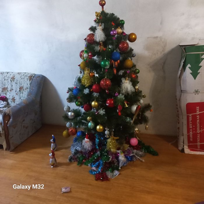 Продам ёлку искусственную.