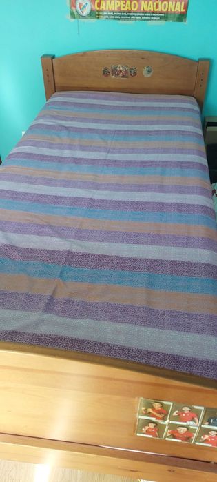 Cama solteiro  com marcas de uso