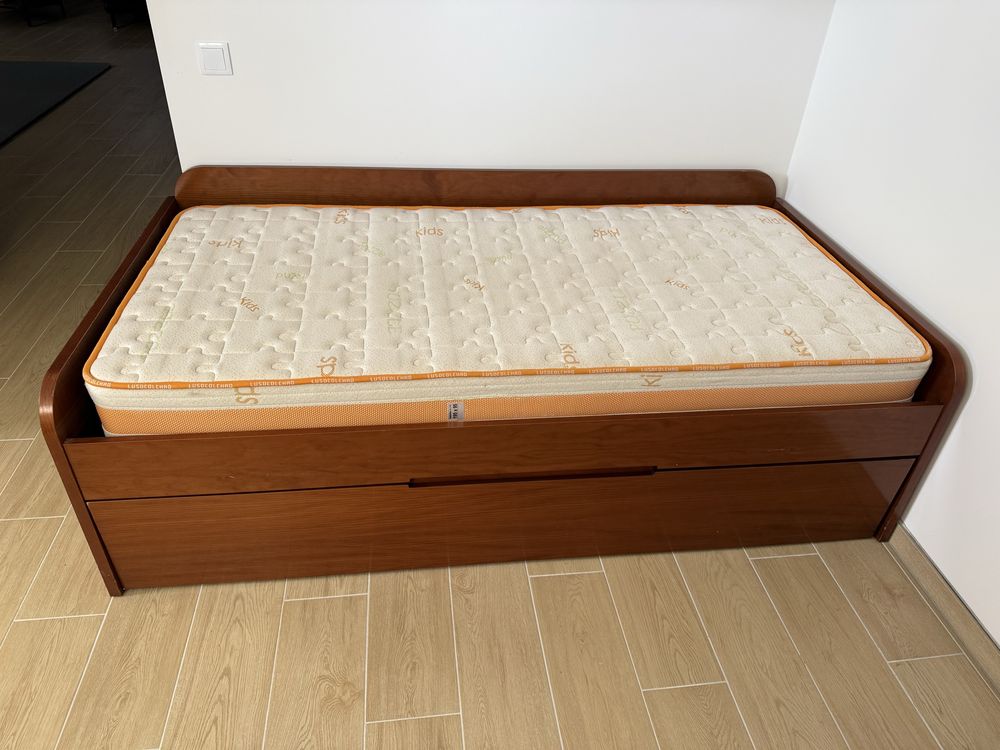 Cama de madeira com colchao  2 em 1