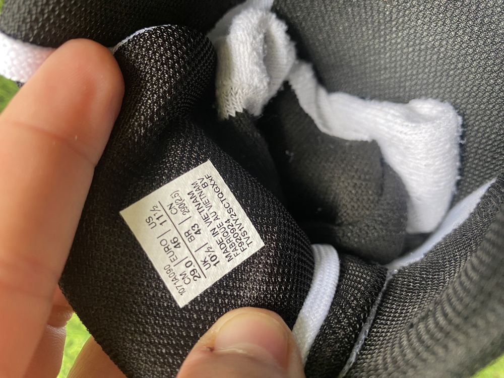 Волейбольні кросівки asics