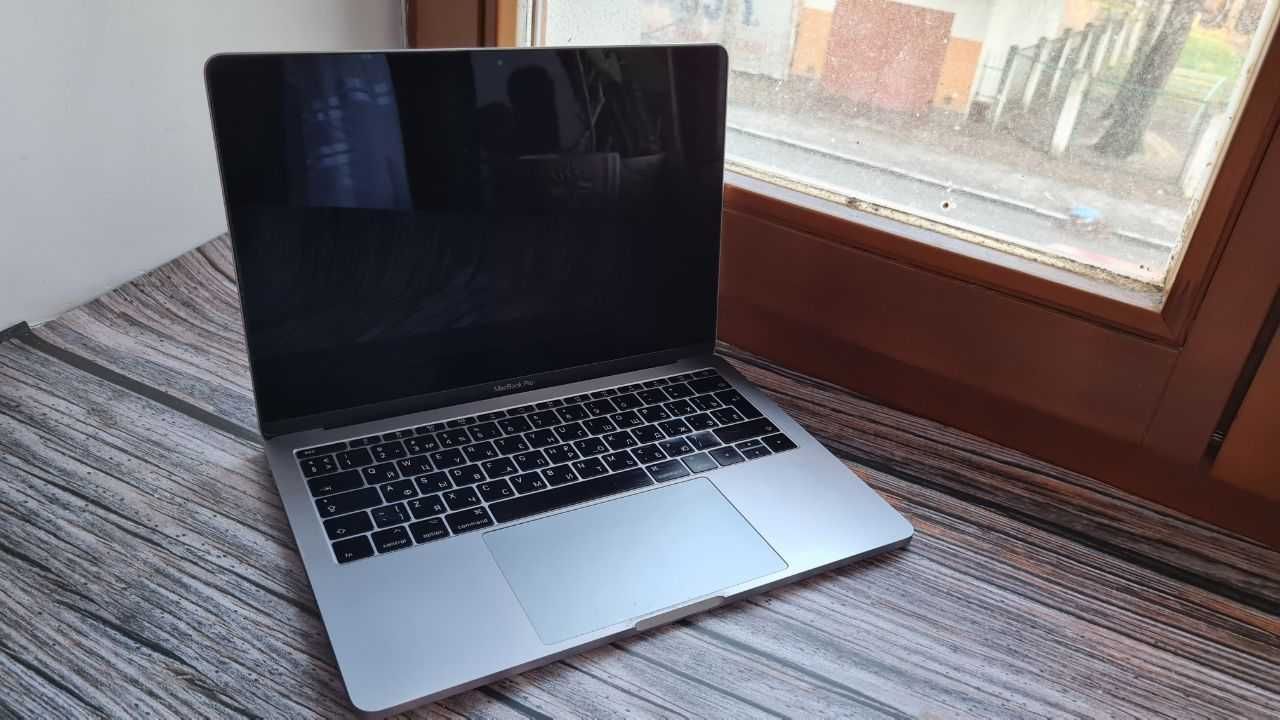 MacBook Pro 13-inch, 2017 8gb 128 gb з дефектом екрану
