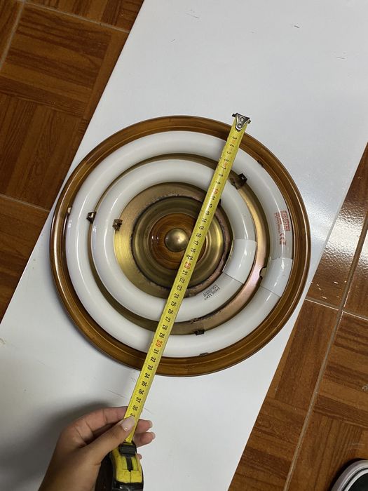 Candeeiro de teto em madeira