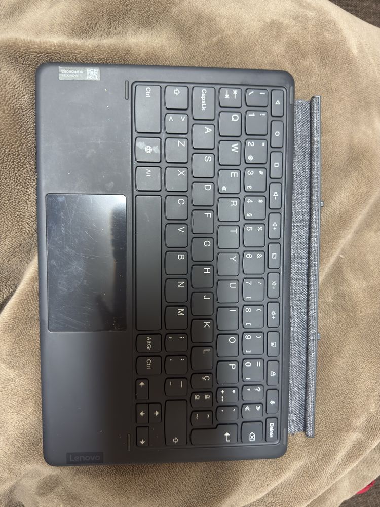 Tablet Lenovo com capa, teclado e caneta
