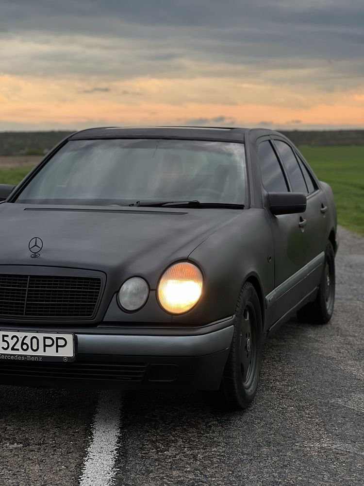 Продам Mercedes E230