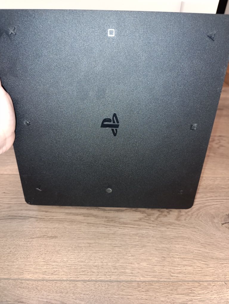 Продаю PS 4 з двома джойстиками та дисками