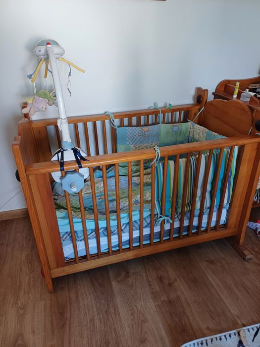 Mobilia Quarto de bebé  em pinho mel