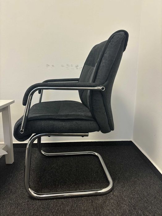 fotel z podłokietnikami