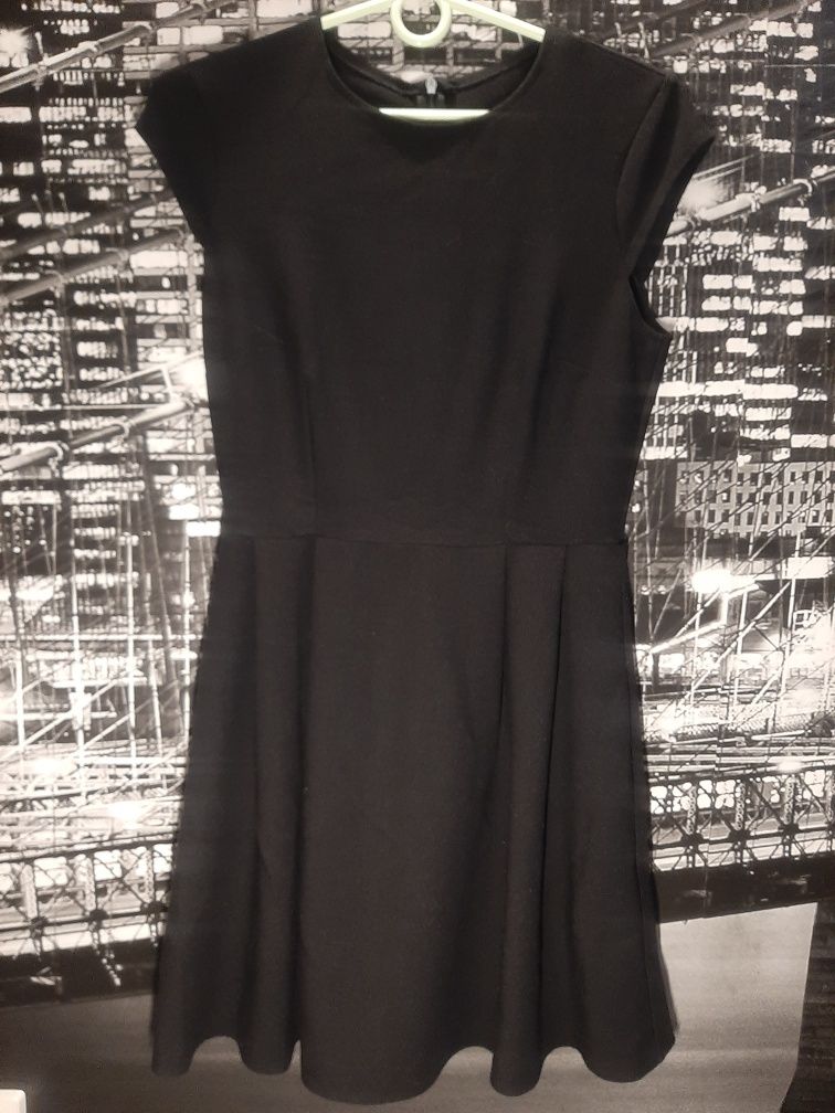 Czarna sukienka.