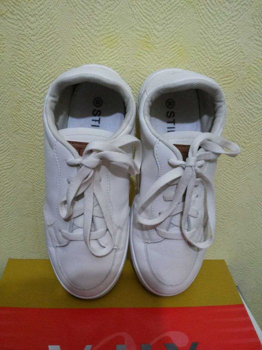 Фирменные белые кеды Stilli, состояние новых