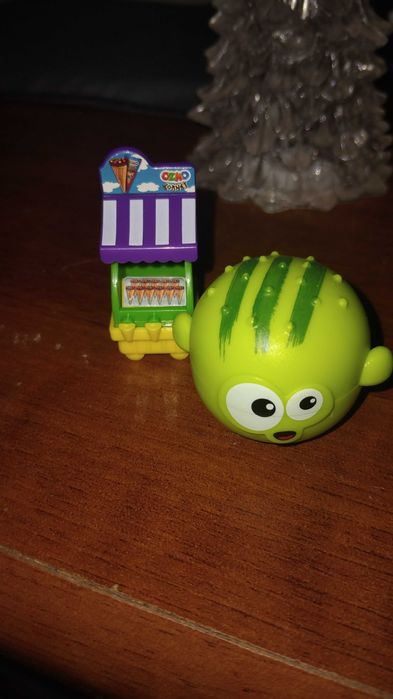 Игрушка рыбка и лавка мороженого