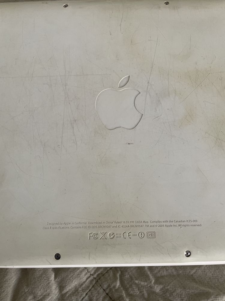 Komputer Mac book white - biały laptop trzy sztuki z ładowarkami