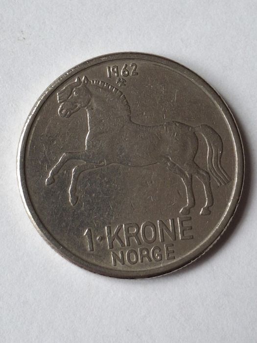 Dziesięć monet z motywami zwierząt.