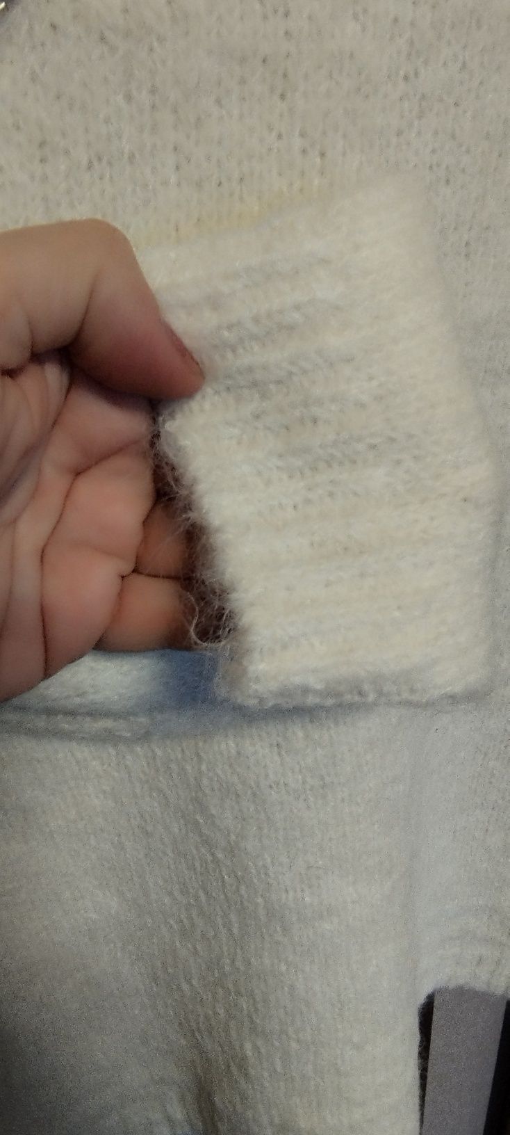 Elegancki sweter z pięknymi aplikacjami