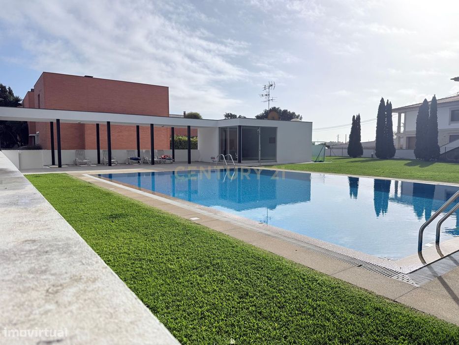 Moradia T3 com suite master, em condomínio de prestígio – Estrada Real