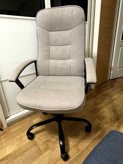 Крісло офісне м'яке сіре