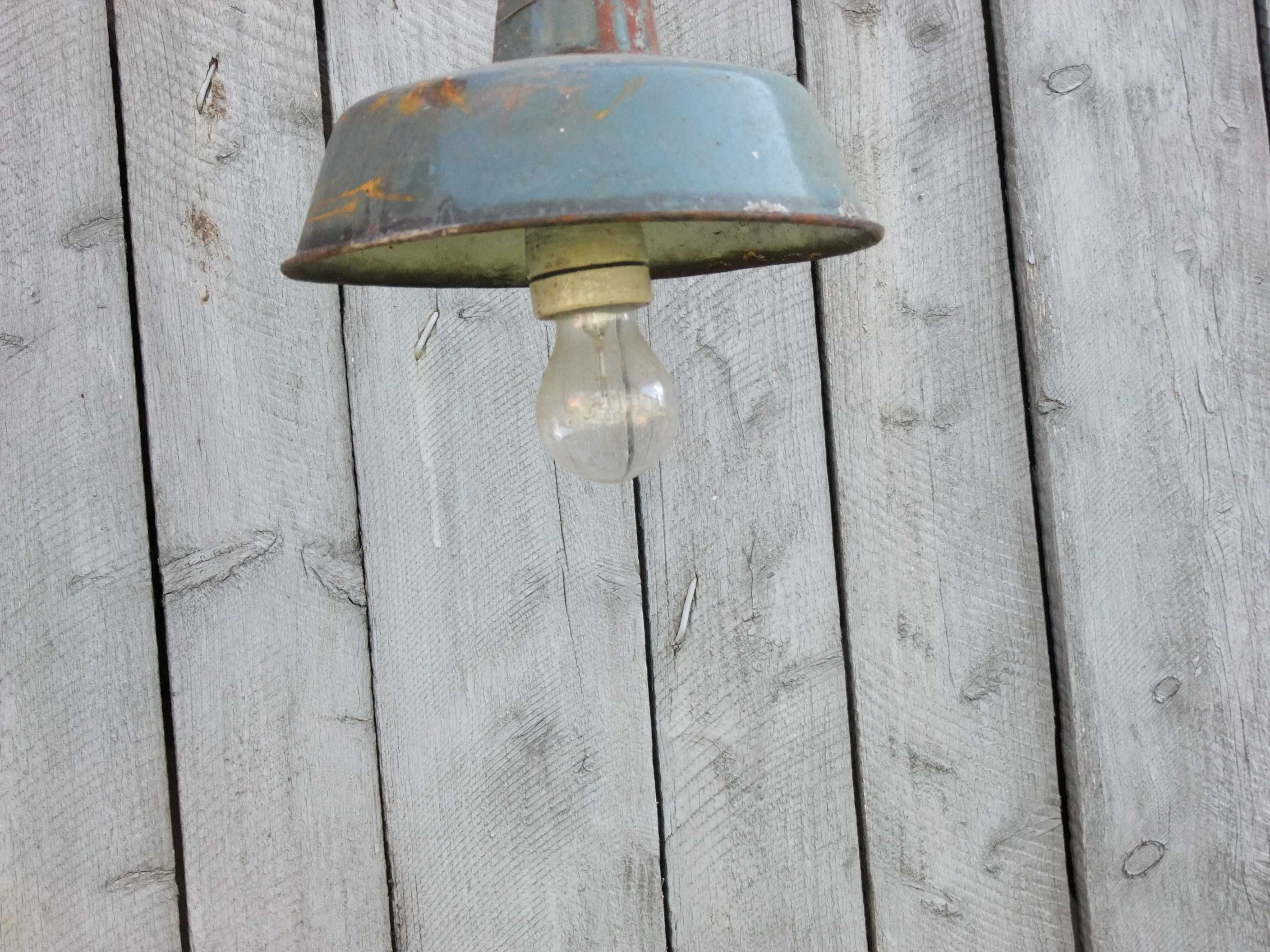 Stara lampa ogrodowa na wysięgniku