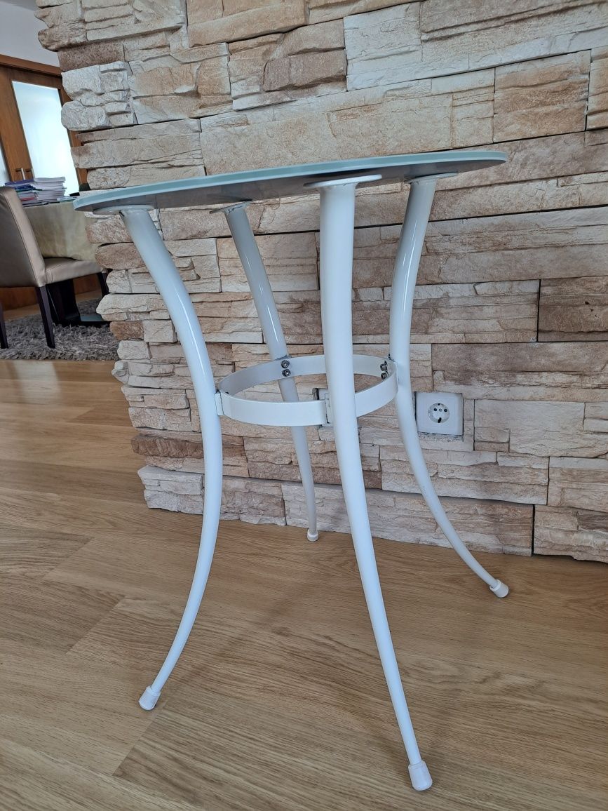 Mesa de apoio em ferro pintado branco e tampo em vidro