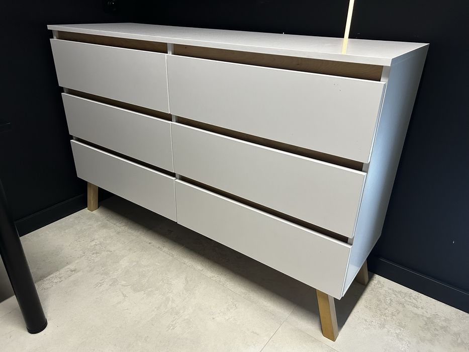 Elior Skandynawska Komoda Enna 3X Biała na nozkach drewnianych.