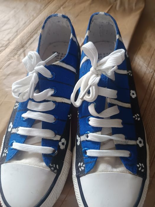 Tênis pintados á mão inspirados no traje de Viana do Castelo