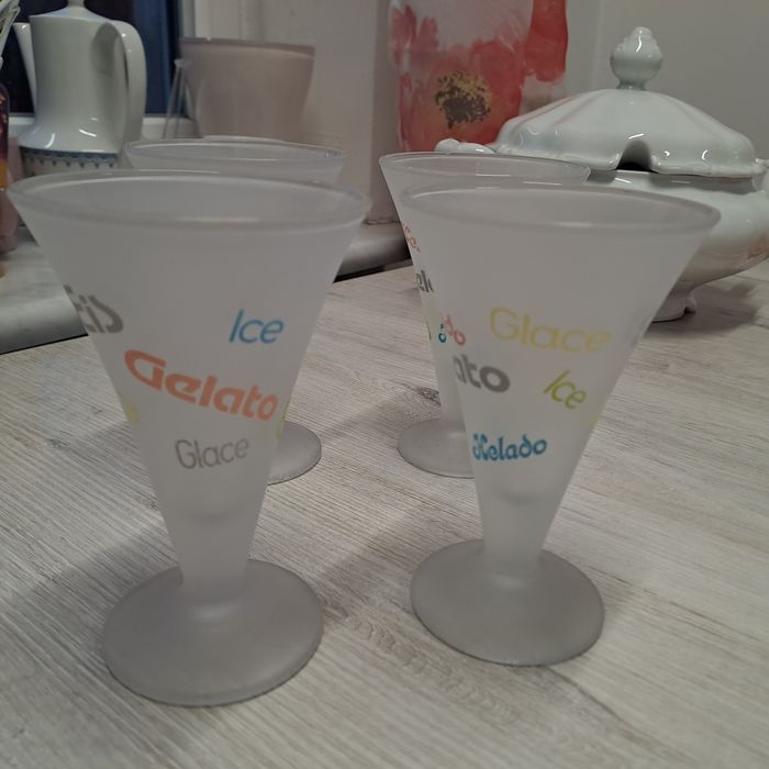 Szklane pucharki na lody.