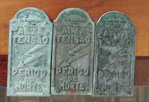Placa antiga perigo de morte.