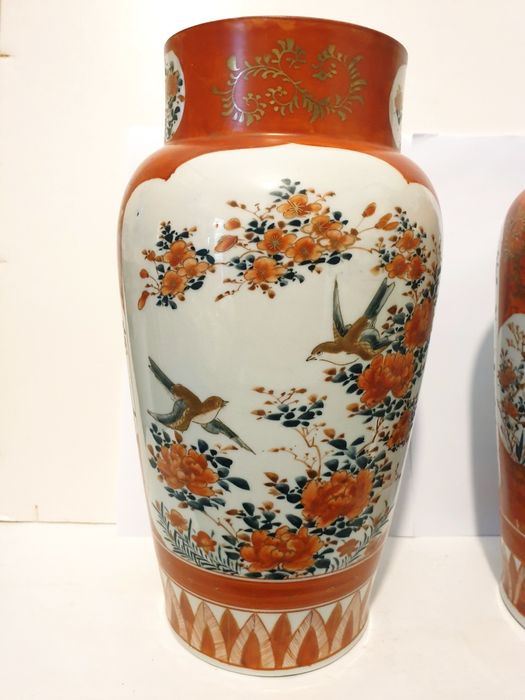 Par de antigas jarras asiáticas em porcelana esmaltada e assinada