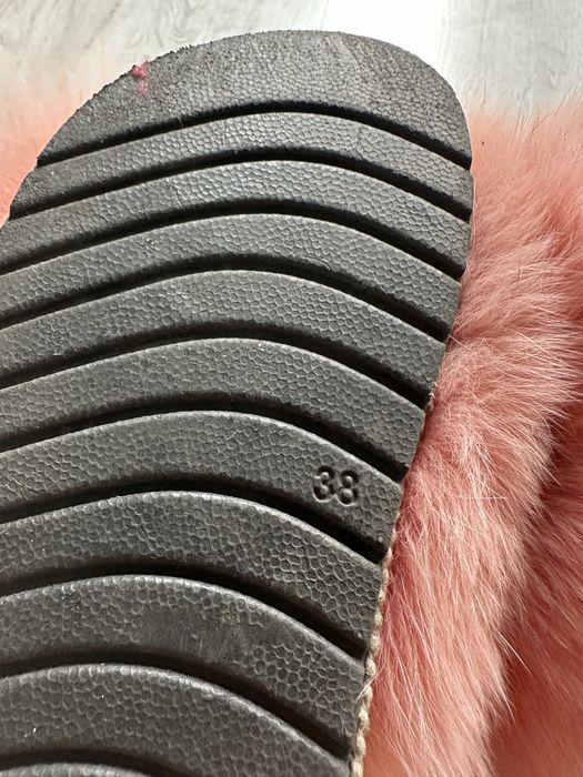 Różowe kapcie z futerkiem – styl i wygoda w jednym!