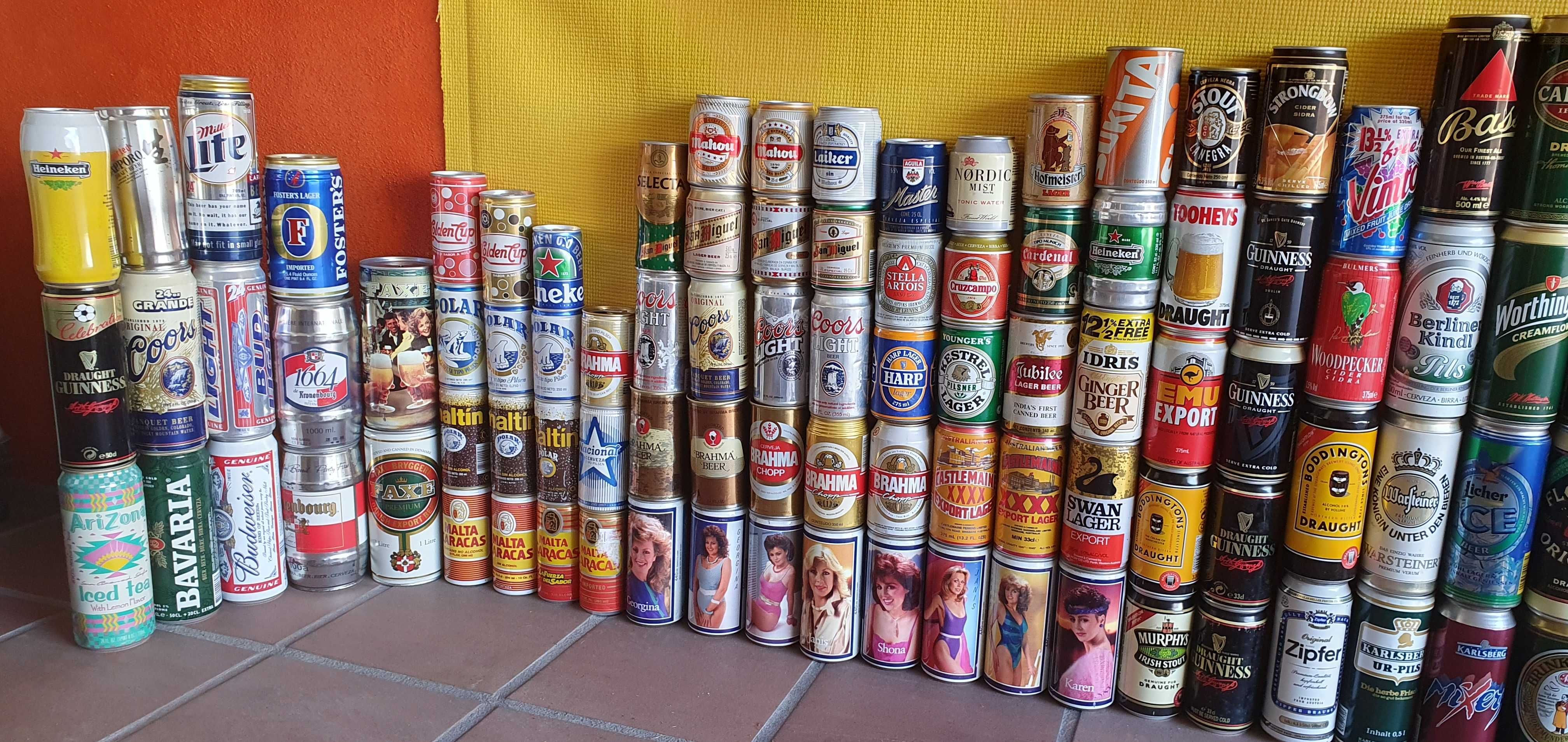 Coleção de 236 latas de bebida.