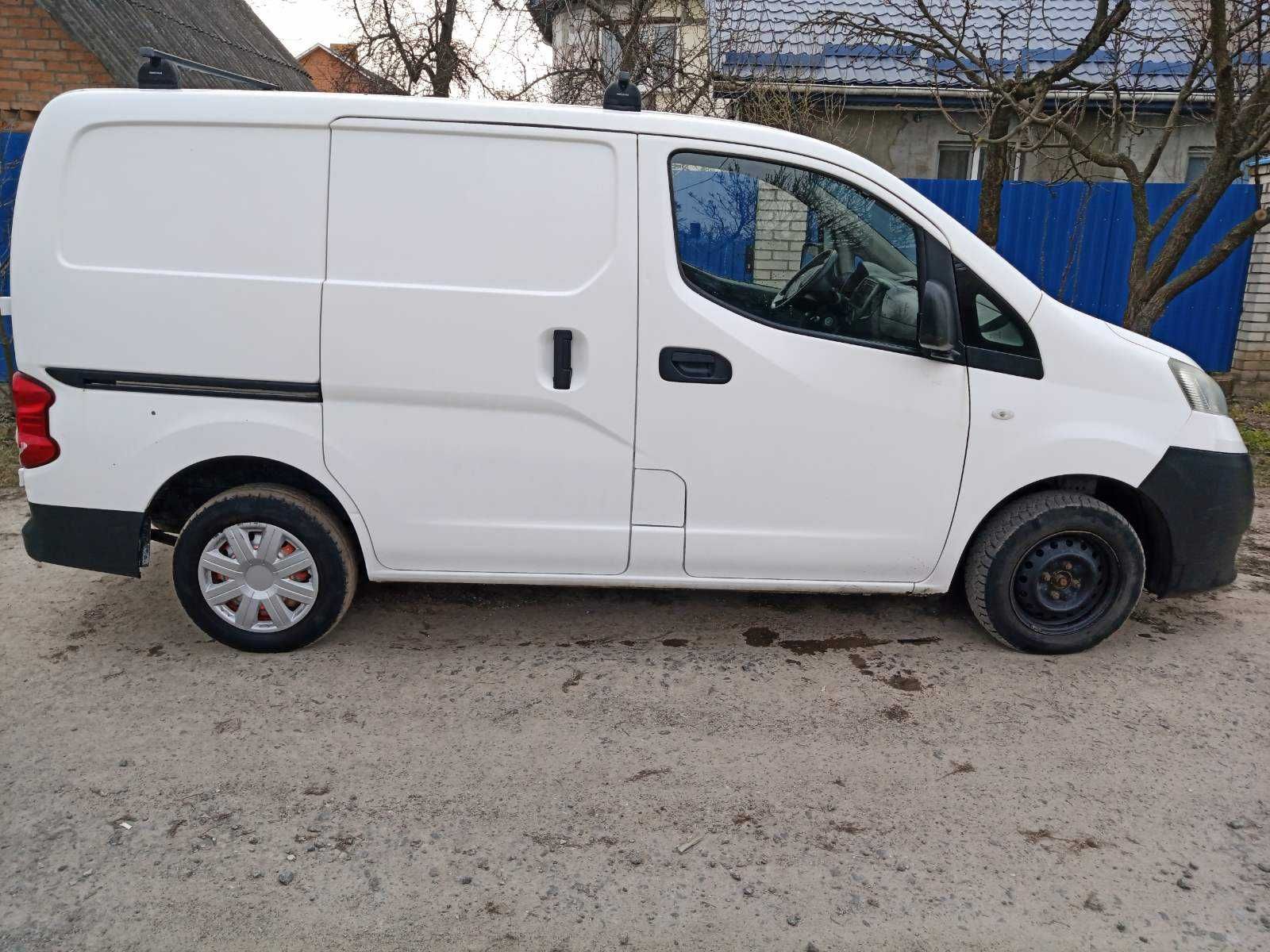 NISSN NV200 , 2013року