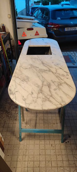 Pedra para bancada de cozinha com pia cerâmica incorporada