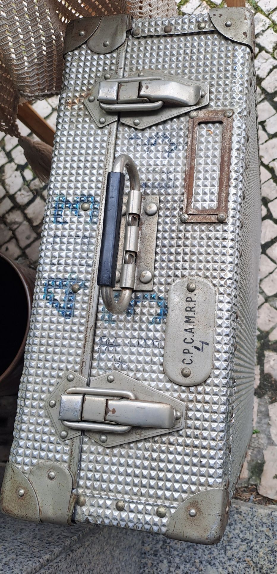 Mala antiga em metal