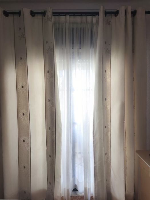 Conjunto de Quarto Bege e Branco com cabeceira, cómoda, mesas cabeceir