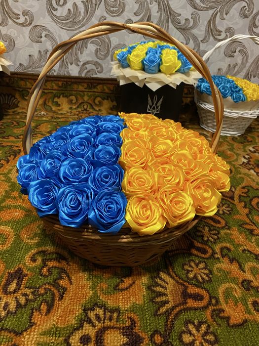 Квіти з атласної стрічки в наявності