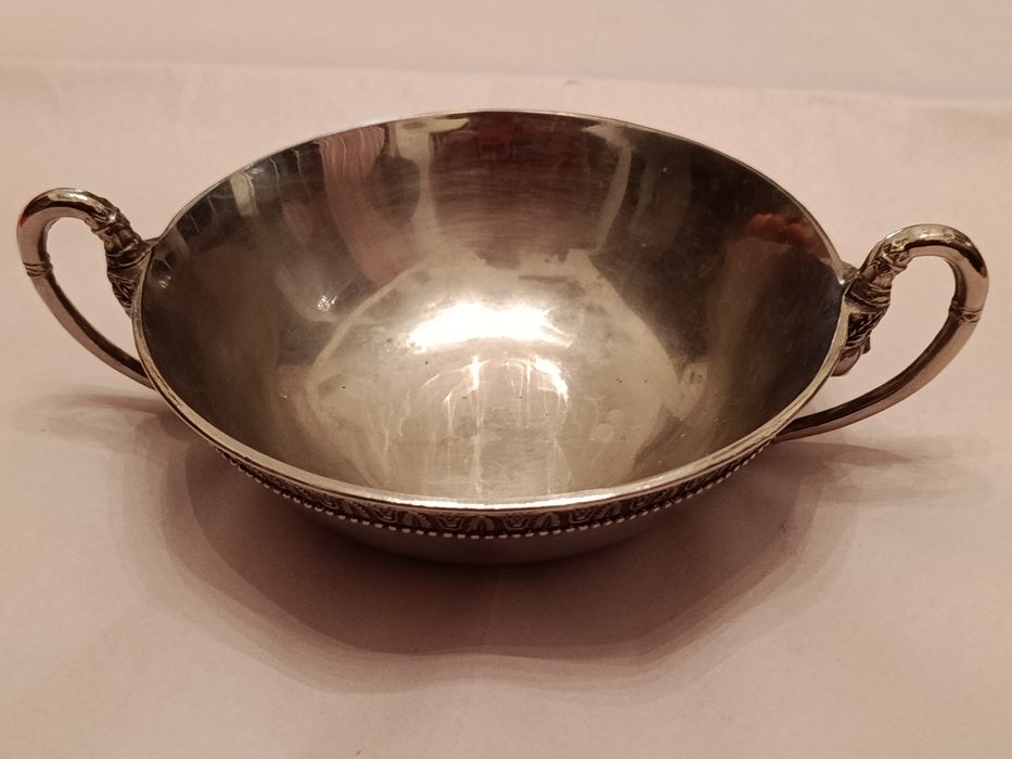 Cukiernica posrebrzana z amorami na uchwytach