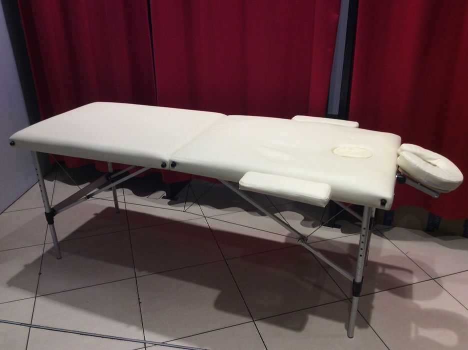 Łóżko do masażu kompletne w pokrowcu.
