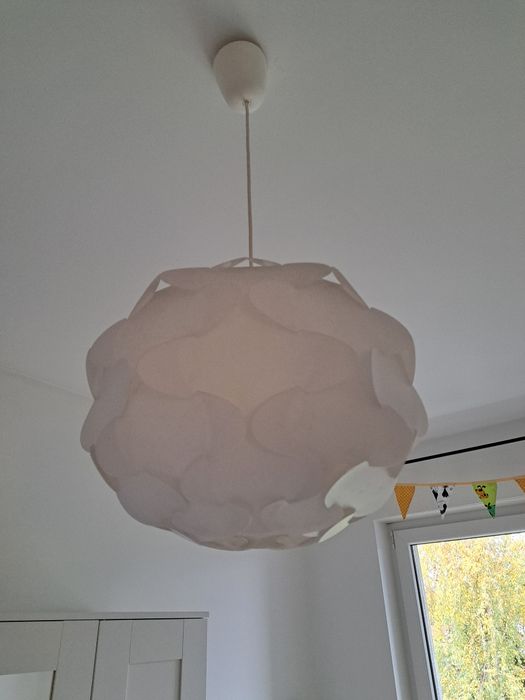 Biała lampa sufitowa IKEA Fillsta