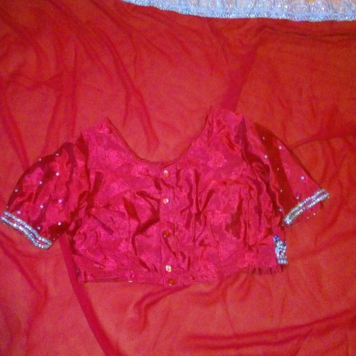 Сарі індійське червоного кольору