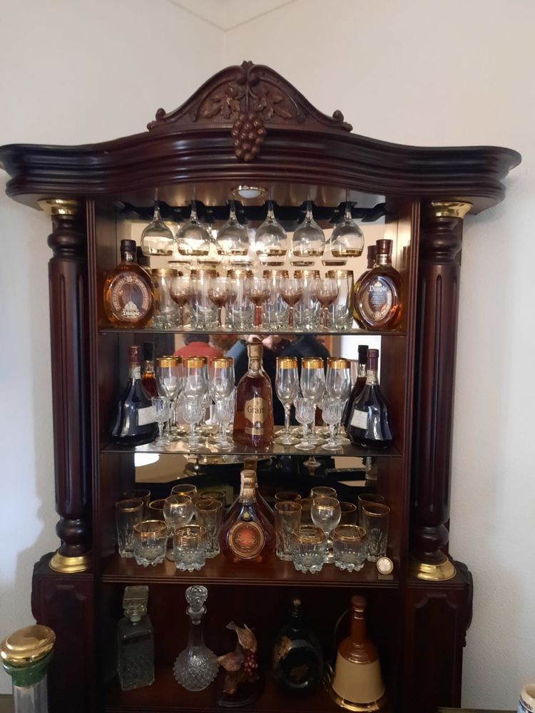 Bar Clássico de Madeira Maciça