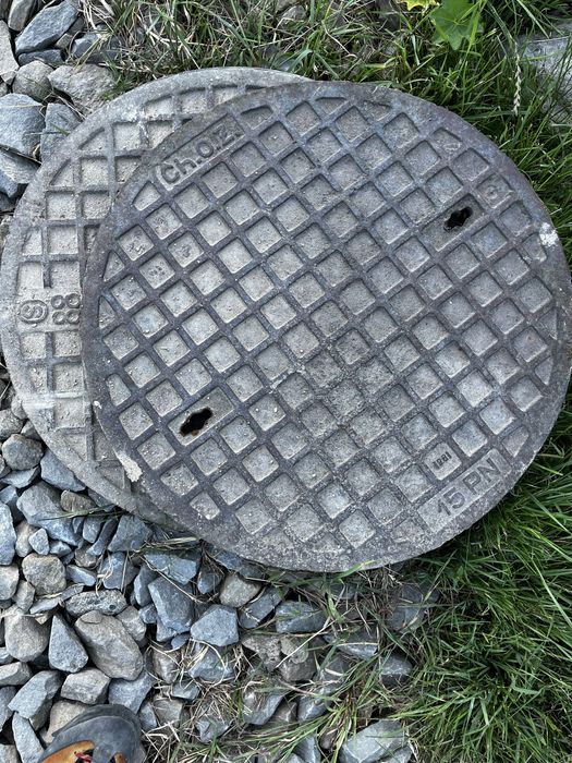studzienka kanalizacyjna z kołnierzem i włazem żeliwnym