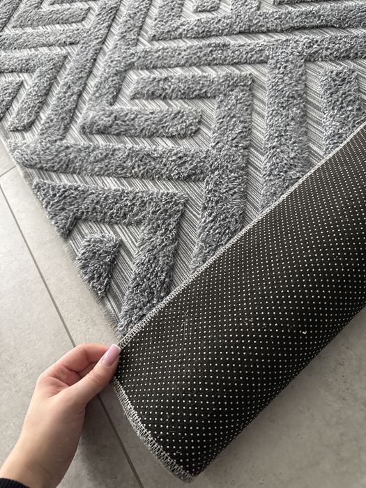 Szary dywan we wzory